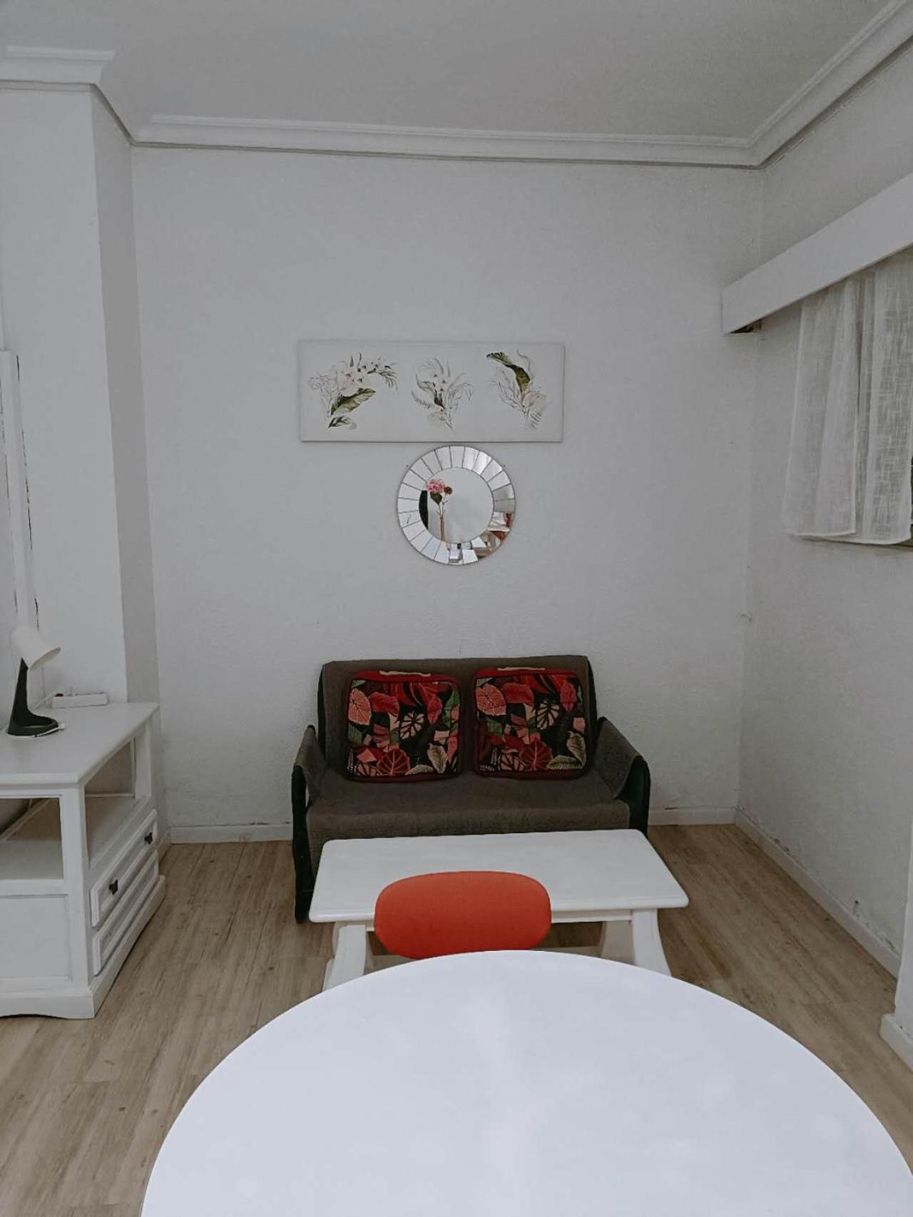 8 Mins Walk To Train Station Low Cost Youth Hostel Seville Exterior photo