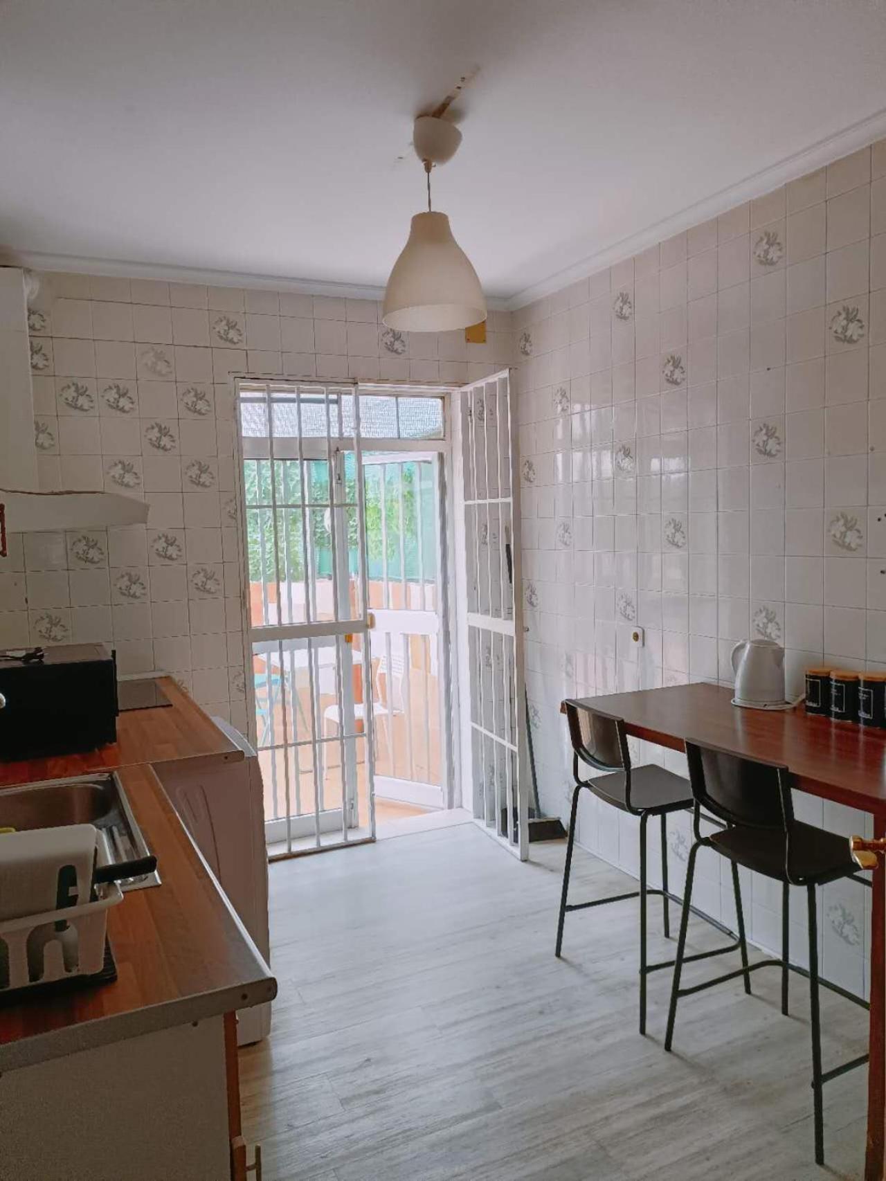 8 Mins Walk To Train Station Low Cost Youth Hostel Seville Exterior photo